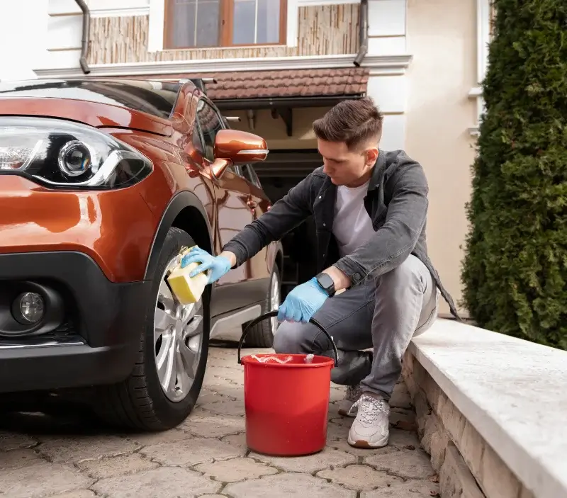 Lavage auto à domicile Angoulins : professionnel intervenant sur un véhicule